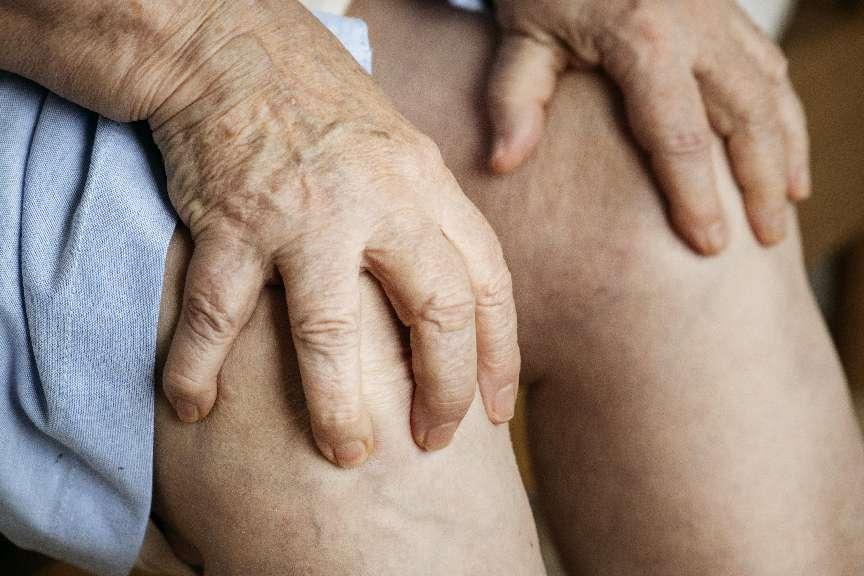 elderly-woman-suffering-knee-pain