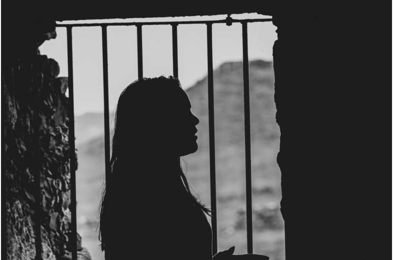 Researchers examine relationship between imprisoned mothers and their adolescent children's risk behaviors 