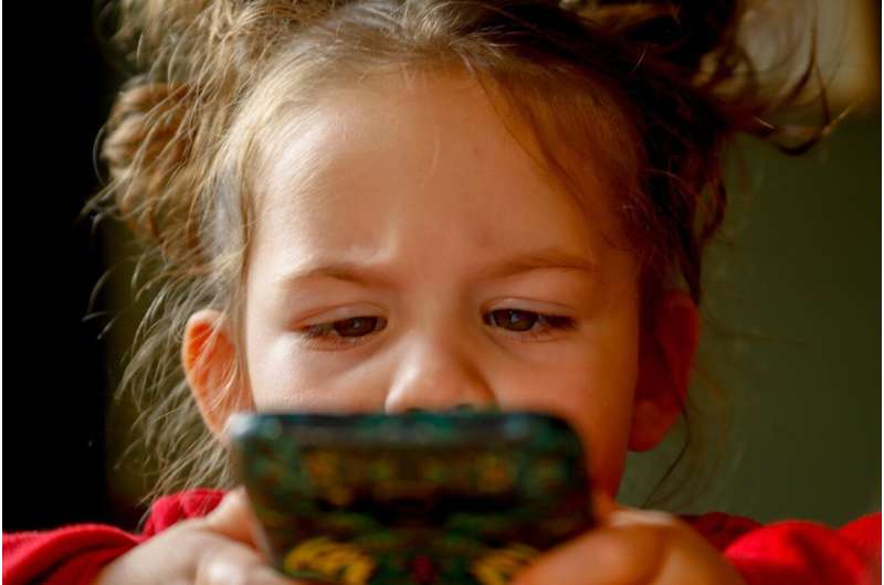 Research shows parents are 'winging it' on their kids' mobile use 